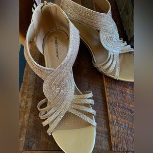 Gold, size 11W Comfortview pump. Gorgeous and stylish for any special occasion!